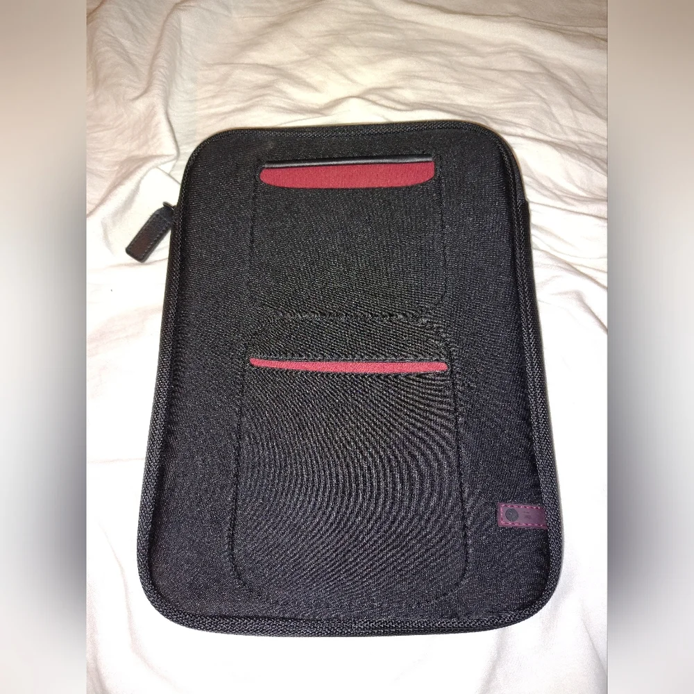 NWOT HP Black Tablet Sleeve with Minimalist Design. Holds any 10.1 Tablet